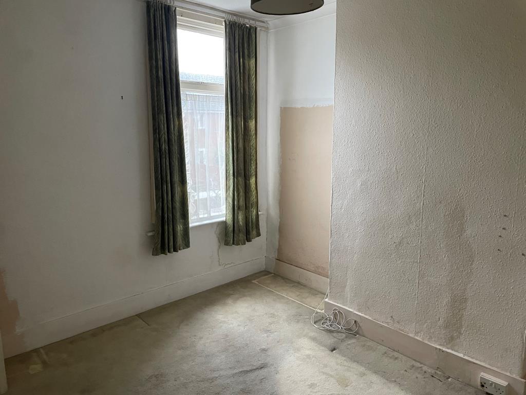 Lot: 19 - FREEHOLD PROPERTY WITH VACANT FLAT FOR REFURBISHMENT, PLUS GROUND RENTAL - Double bedroom